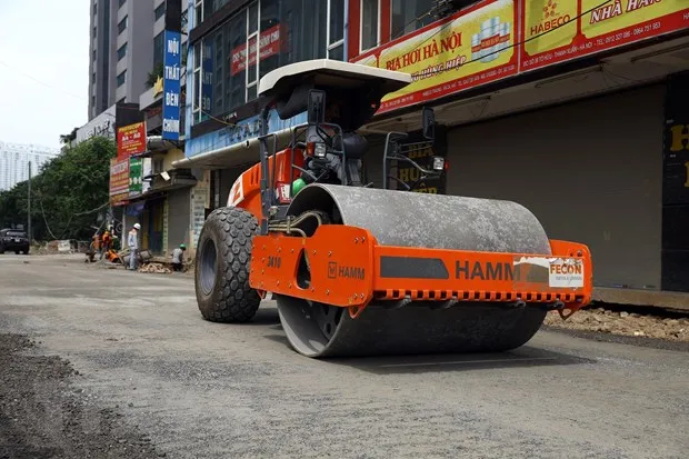 Thi công hầm chui Trung Hòa-Lê Văn Lương. (Ảnh: Huy Hùng/TTXVN)