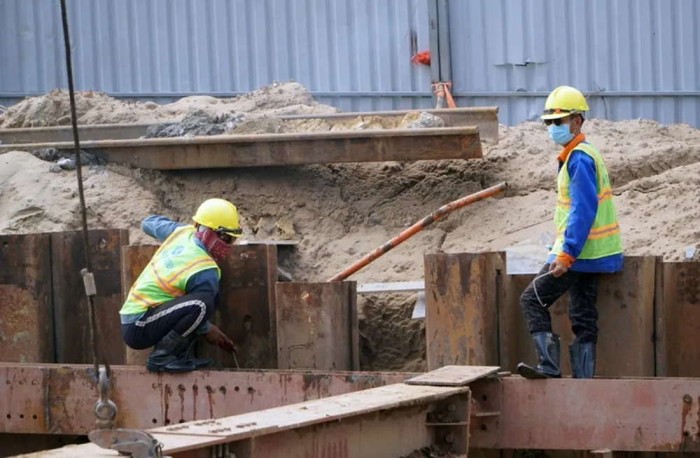 Thi công tại hầm chui Nguyễn Văn Linh - Nguyễn Hữu Thọ. Ảnh: Hà An