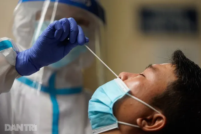 Bán một bộ kit test nhanh Covid-19, dân buôn lãi cả trăm nghìn đồng ảnh 1