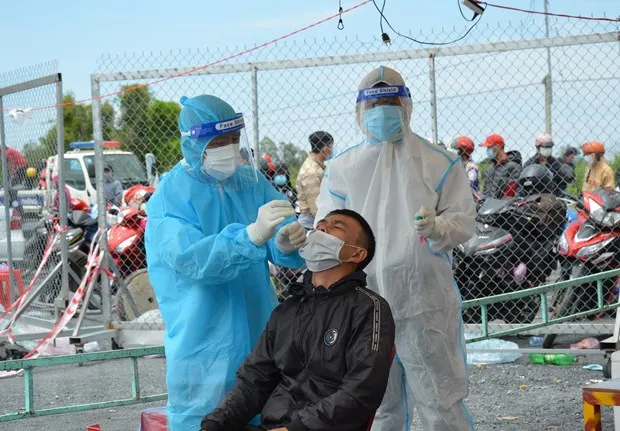 COVID-19: Am ap nghia tinh dong bao tren hanh trinh hoi huong hinh anh 2