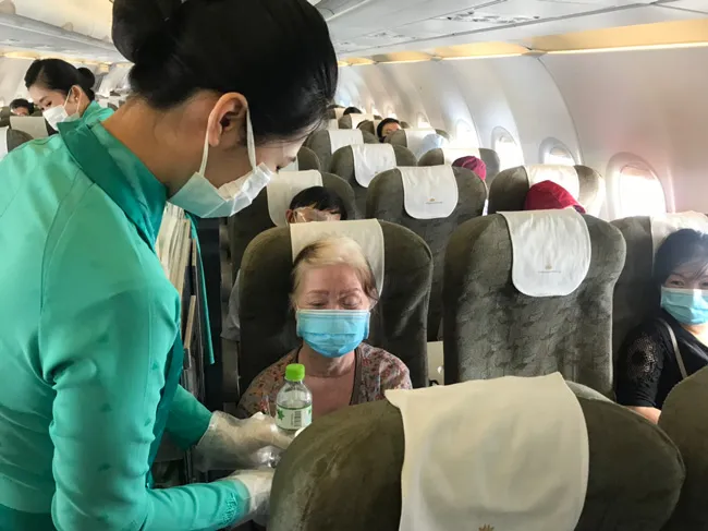 Phục vụ hành khách trên chuyến bay từ TPHCM đi Quy Nhơn.