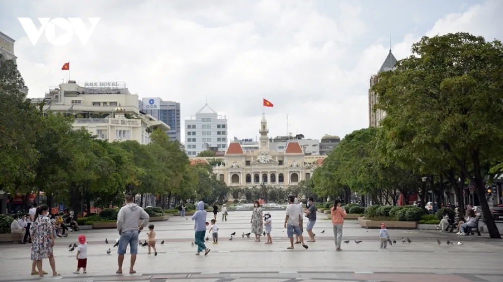 Người dân TP.HCM tất bật với cuộc sống “bình thường mới” ảnh 1