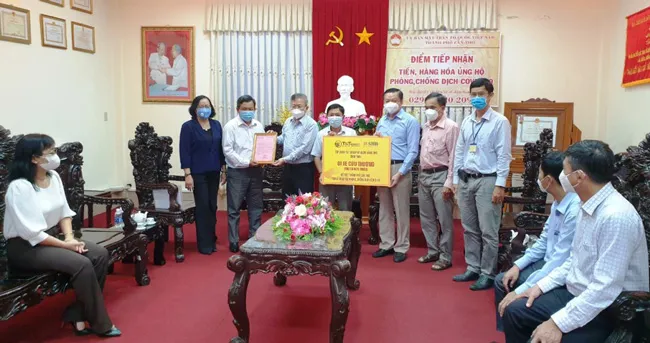 T&T Group và SHB tặng xe cứu thương 870 triệu đồng cho TP Cần Thơ chống dịch ảnh 1