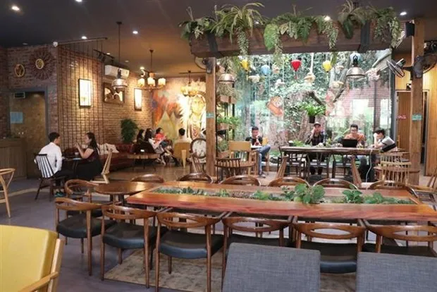 Một quán cafe trên đường Đỗ Ngọc Du ở thành phố Hải Dương. (Ảnh: Mạnh Minh/TTXVN)