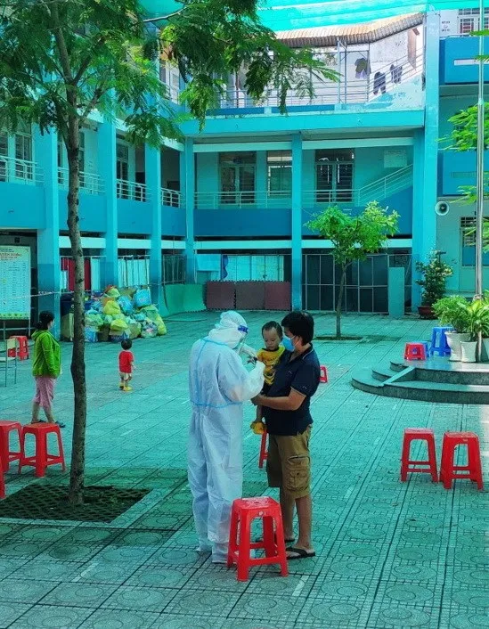 Tam su cua bac sy ve 'cuoc song khac' o khu cach ly dieu tri COVID-19 hinh anh 2