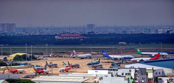 Nhờ đầu tư cải tạo đường băng, đường lăn và sân đỗ sẽ kéo giảm nạn kẹt trên trời, dưới đất nhưng tình trạng quá tải ở nhà ga sẽ kéo dài nếu nhà ga T3 sân bay Tân Sơn Nhất chậm được xây dựng - Ảnh: QUANG ĐỊNH