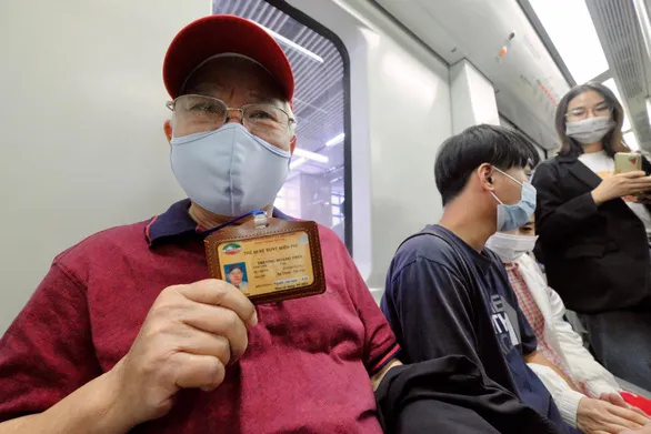 Ngày đầu đi tàu điện Cát Linh - Hà Đông miễn phí, người dân xếp hàng chờ trải nghiệm - Ảnh 5.