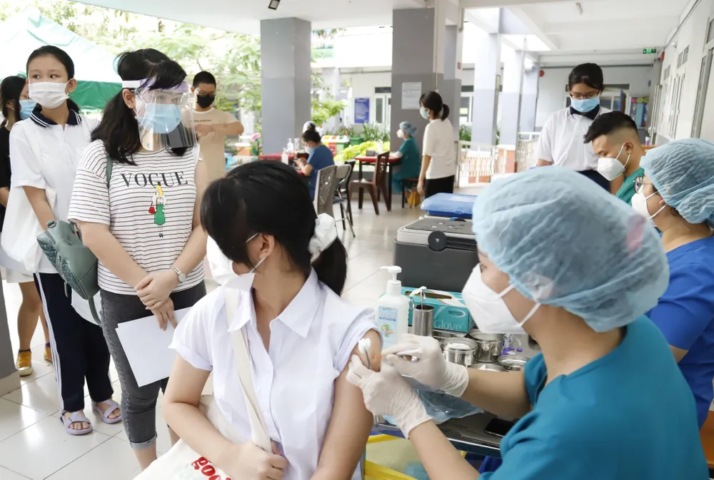 Học sinh TP.HCM từ 12 - 17 tuổi đã được tiêm vắc xin chuẩn bị dự kiến trở lại trường học trực tiếp trong tháng 12