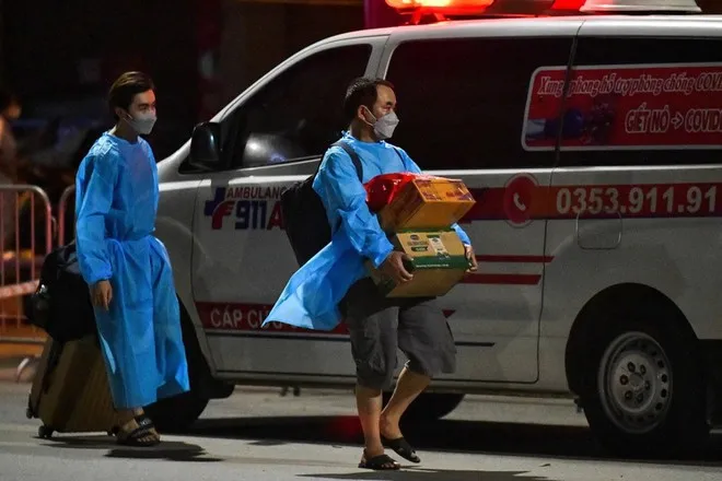 hanh khach cach ly tai nha anh 2