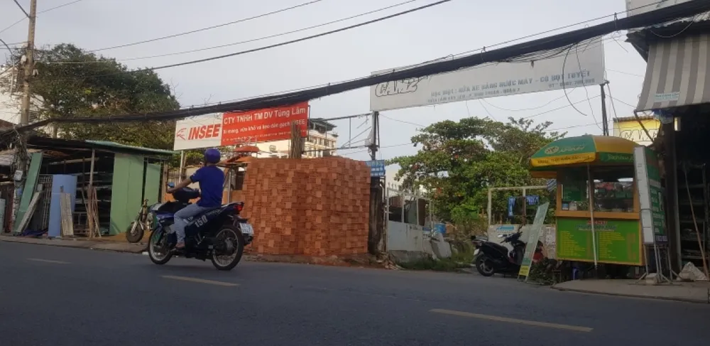 ... Phía trước cơ sở kinh doanh tận dụng mua bán vật liệu xây dựng