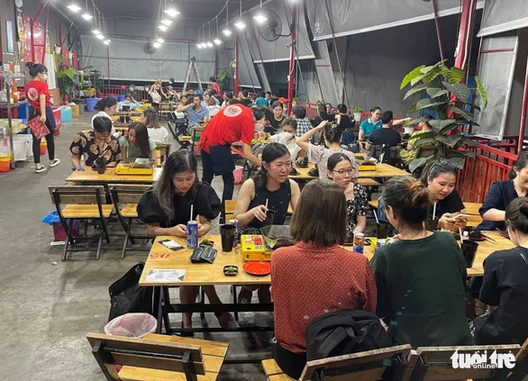 Một nhà hàng tại đường Lê Văn Duyệt (quận Bình Thạnh) đông khách vào tối 18-11 - Ảnh: Q.T.