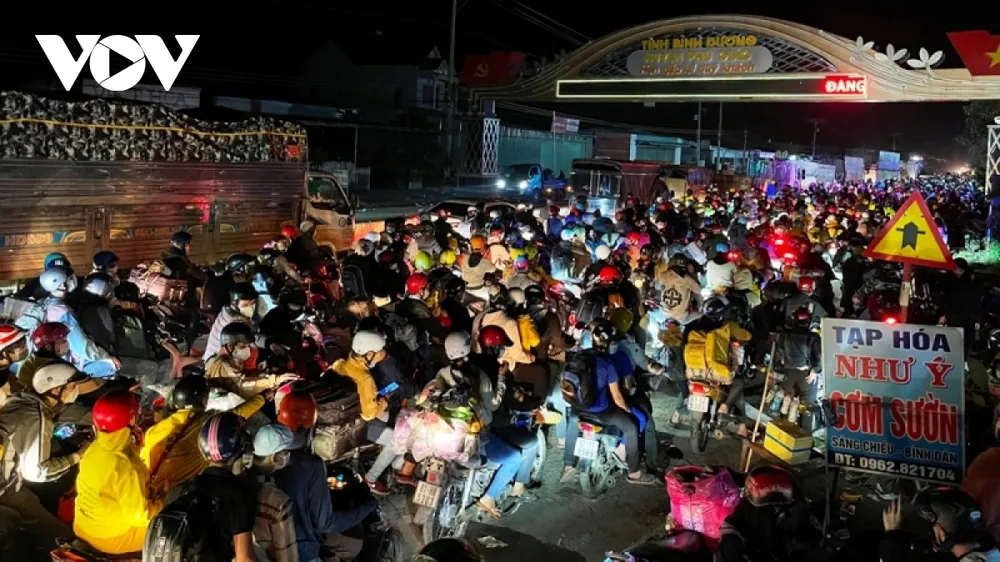 Hàng trăm ngàn người lao động mất việc làm tại các tỉnh, thành phố khu vực phía Nam về quê tránh dịch.