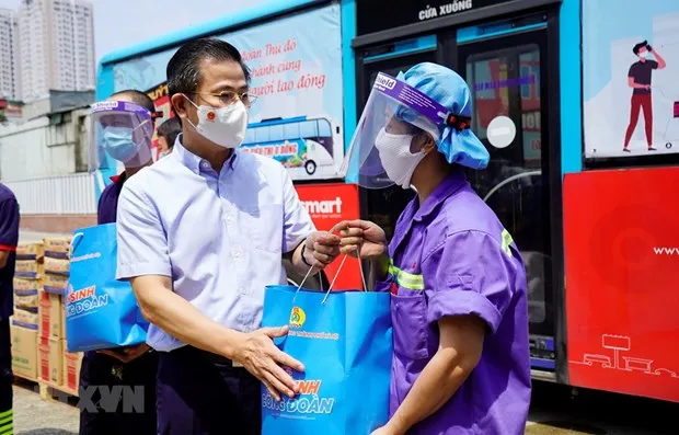 Giai phap nao 'giu chan' nguoi lao dong de duy tri san xuat on dinh? hinh anh 2