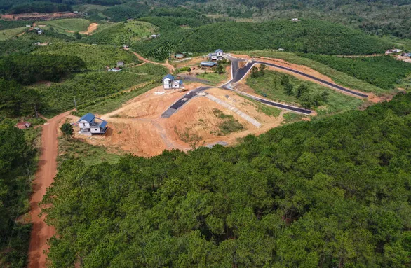 Dự án không phép The Tropicana Garden 2 đang xây dựng ở sâu trong một khoảnh rừng thuộc xã B’Lá (huyện Bảo Lâm, tỉnh Lâm Đồng) - Ảnh: GIA THỊNH