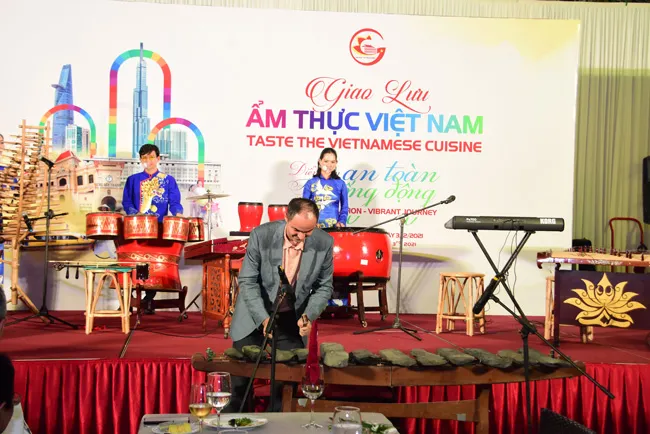 Khách sạn Rex Sài Gòn đón đoàn các hãng thông tấn nước ngoài đến tham quan TPHCM ảnh 1