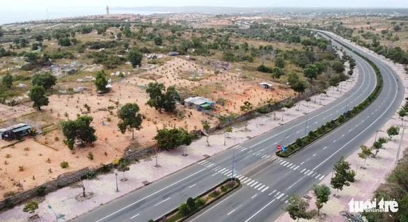 Muôn kiểu dựng chòi, mua bán, lấn chiếm đất ven đường đẹp nhất Bình Thuận - Ảnh 3.