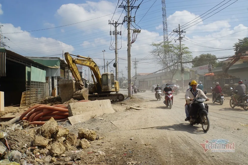 Ngạt thở vì 'bão bụi' công trường dự án 700 tỷ ở cửa ngõ TP.HCM