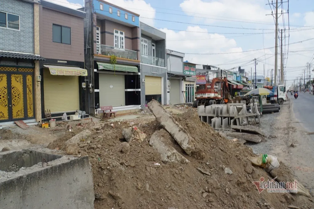 Ngạt thở vì 'bão bụi' công trường dự án 700 tỷ ở cửa ngõ TP.HCM