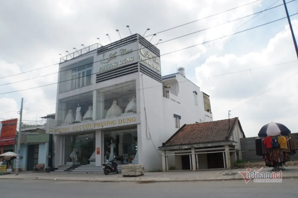 Ngạt thở vì 'bão bụi' công trường dự án 700 tỷ ở cửa ngõ TP.HCM