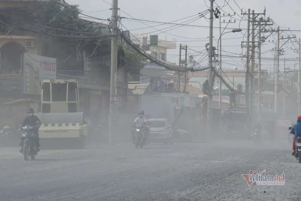 Ngạt thở vì 'bão bụi' công trường dự án 700 tỷ ở cửa ngõ TP.HCM