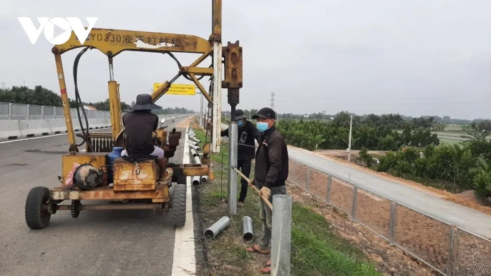 Rộn ràng trên công trường xây dựng đường cao tốc Trung Lương- Mỹ Thuận ảnh 7