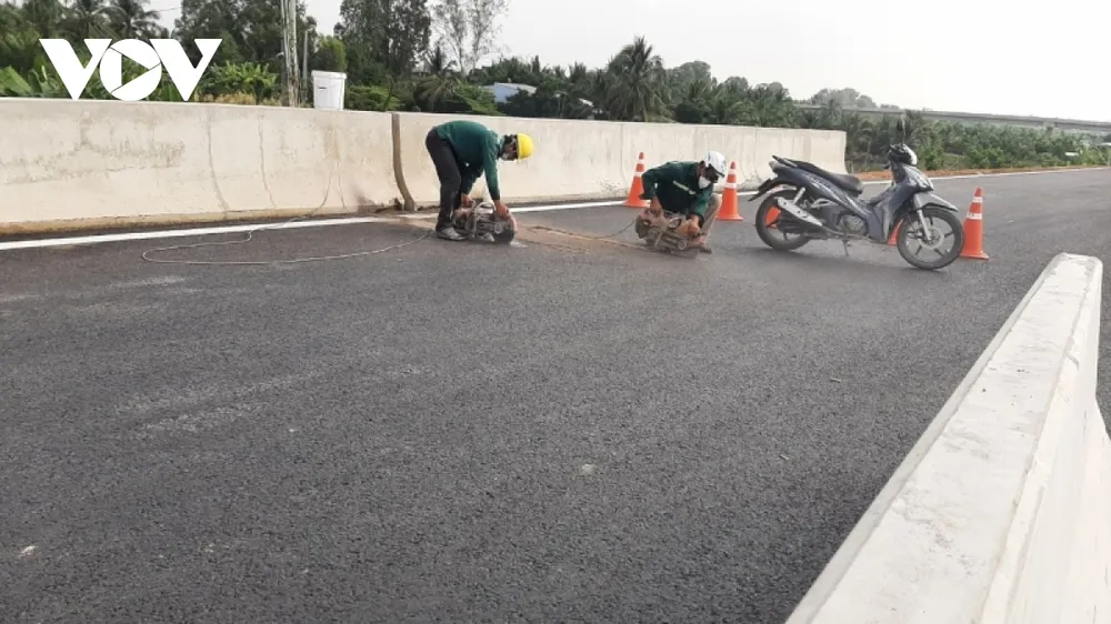 Rộn ràng trên công trường xây dựng đường cao tốc Trung Lương- Mỹ Thuận ảnh 2