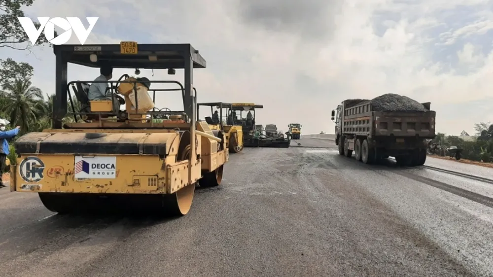 Cơ giới làm việc ngày đêm với hạng mục hoàn chỉnh mặt đường.