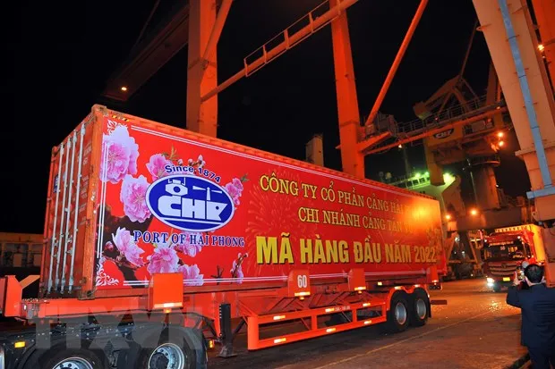 Đón mã hàng đầu năm 2022 tại chi nhanh Cảng Tân Vũ. (Ảnh: TTXVN)