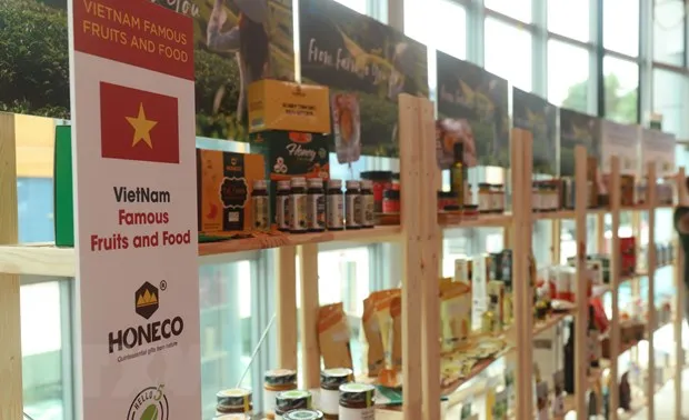 Khai mac tuan le hang Viet Nam 2021 tai he thong sieu thi Singapore hinh anh 2
