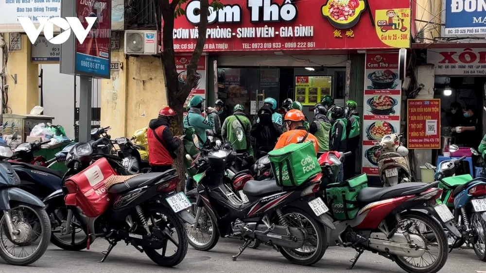 Hàng loạt các cửa hàng chuyển trạng thái chỉ bán mang về.