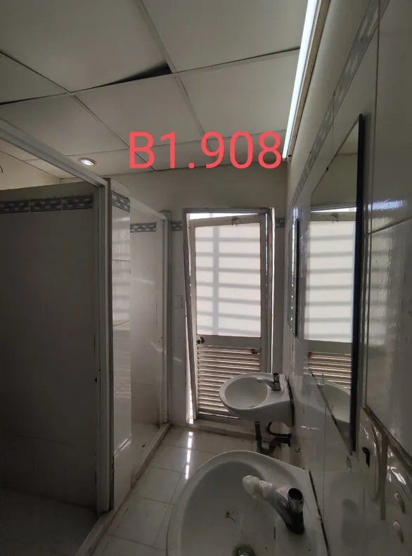 Nhiều ký túc xá cần điều trị hậu COVID-19: Xuống cấp, tủ đồ bị phá khóa - Ảnh 7.