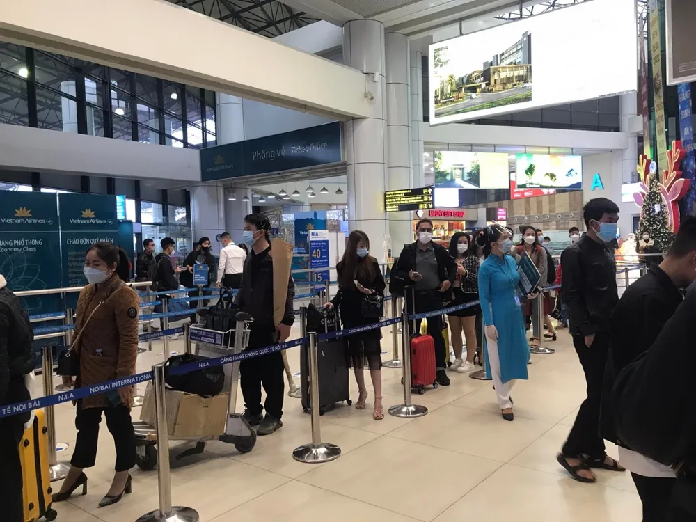 Tại Nội Bài, mặc dù số chuyến bay điều phối tăng từ 25 lên 31chuyến/giờ, tuy nhiên vẫn giữ chỉ số chuyến bay cất cánh nội địa là 17 chuyến/giờ (so Tết năm 2021 là 17 chuyến/giờ).