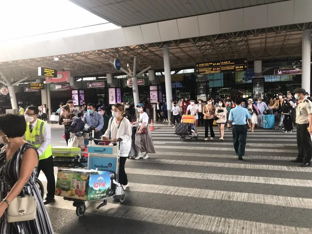 Cục Hàng không Việt Nam kiến nghị điều chỉnh một số chuyến bay trong khung giờ cao điểm song song với việc đề nghị các hãng chuyển sang khai thác khung giờ bay đêm.