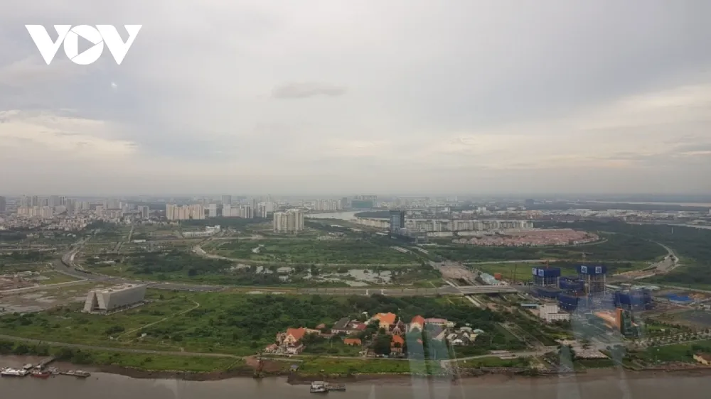 Sau khi một số doanh nghiệp trúng thầu bỏ cọc đất Thủ Thiêm, giá đất chưa hạ nhiệt. (Ảnh: Nguyễn Quang)