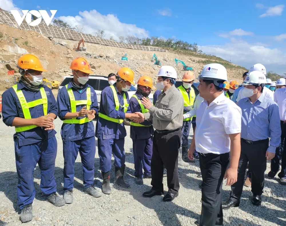 Thủ tướng Phạm Minh Chính chúc Tết cán bộ kỹ sư, công nhân, người lao động làm việc xuyên Tết trên công trường cao tốc Bắc - Nam.