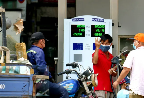 Khát xăng lan đến TP.HCM, một số cây xăng chỉ bán 30.000đ mỗi xe - Ảnh 2. Khát xăng lan đến TP.HCM, một số cây xăng chỉ bán 30.000đ mỗi xe - Ảnh 2.