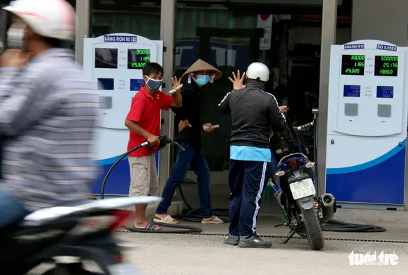 Khát xăng lan đến TP.HCM, một số cây xăng chỉ bán 30.000đ mỗi xe - Ảnh 3. Khát xăng lan đến TP.HCM, một số cây xăng chỉ bán 30.000đ mỗi xe - Ảnh 3.