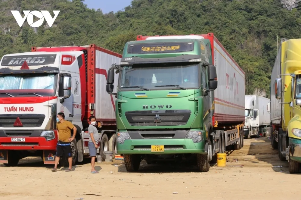 Doanh nghiệp vận tải lao đao vì giá xăng dầu tăng cao ngất ngưởng.