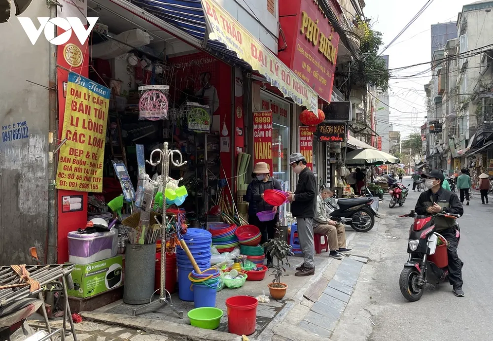 Giá hàng hóa “phi mã” theo giá xăng, người tiêu dùng “choáng váng” ảnh 1