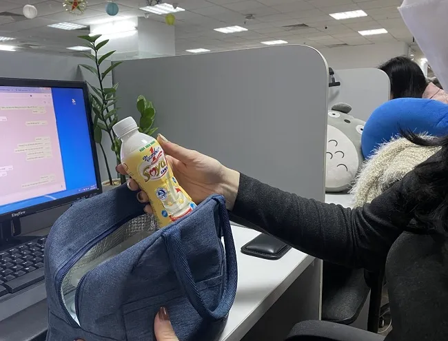 Sữa đậu nành đóng chai được phụ nữ ưu ái lựa chọn chăm sóc sức khỏe gia đình ảnh 1