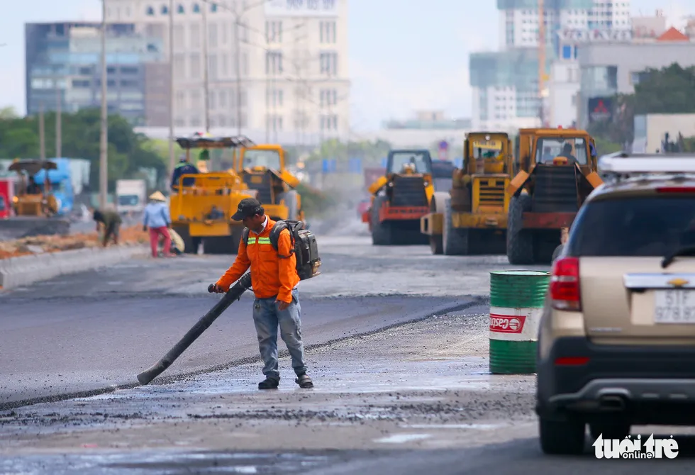 Thi công mở rộng đại lộ Nguyễn Văn Linh từ 6 lên 10 làn xe - Ảnh 8.