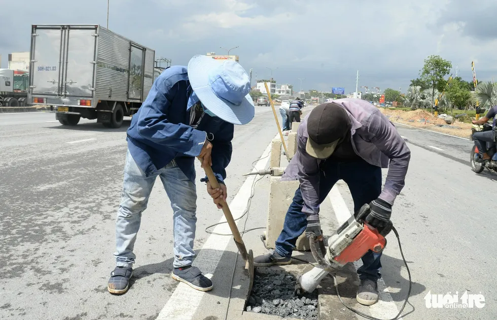 Thi công mở rộng đại lộ Nguyễn Văn Linh từ 6 lên 10 làn xe - Ảnh 3.
