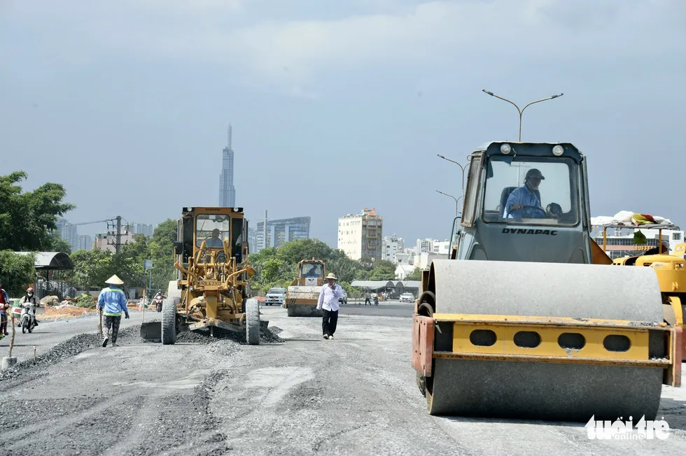 Thi công mở rộng đại lộ Nguyễn Văn Linh từ 6 lên 10 làn xe - Ảnh 5.