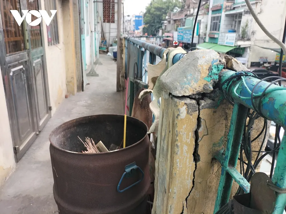 Chung cư xuống cấp, người dân vẫn không rời ảnh 2