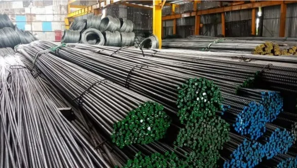 Giá thép tăng liên tục nhiều lần trong tháng 3 năm nay đã đẩy hàng loạt nhà thầu xây dựng vào thế khó - Ảnh: H.C.