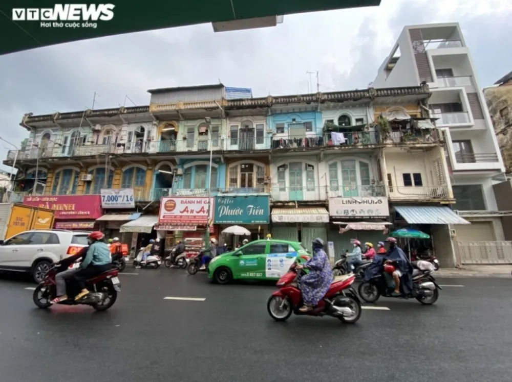 Chung cư 440 Trần Hưng Đạo, quận 5, TP.HCM xuống cấp nghiêm trọng. Từ tháng 8/2016, chung cư này được kiểm định chất lượng, kết quả giám định là chung cư cấp D (nguy hiểm, có thể sập bất cứ lúc nào). Song người dân vẫn bất chấp nguy hiểm, bám trụ tại đây vì chưa đồng ý phương án bồi thường.