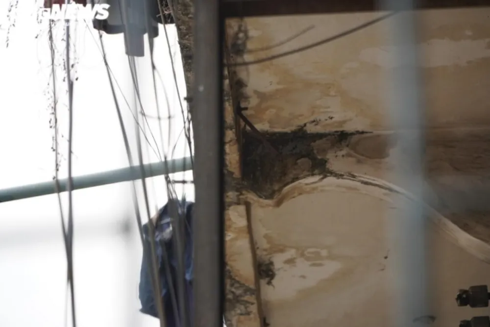 Nguyên một đoạn trần nhà ban công chung cư xuống cấp trầm trọng, cốt sắt bị lộ ra ngoài có thể đổ sập bất cứ lúc nào.