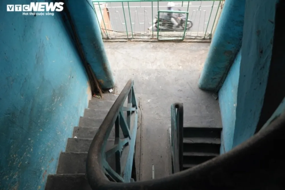 Lối lên của chung cư là cầu thang bộ nhỏ hẹp, các mảng tường cũ kỹ theo thời gian. Hành lang tầng trệt chật chội do người dân tận dụng khoảng trống để buôn bán và xếp đồ dùng sinh hoạt.