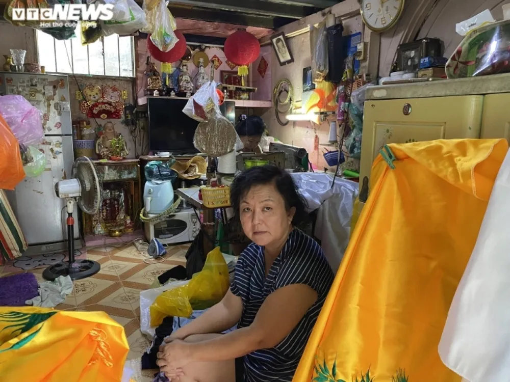 Bà Nguyễn Trân cho biết, gia đình bà dọn về khu chung cư 440 Trần Hưng Đạo từ năm 1980, khi đó mọi thứ còn rất khang trang, nơi đây đã từng là công trình đáng mơ ước của nhiều người. Chưa bao giờ bà Trân nghĩ rằng, mình lại sống phải sống trong những tháng ngày hoang mang như thế này.