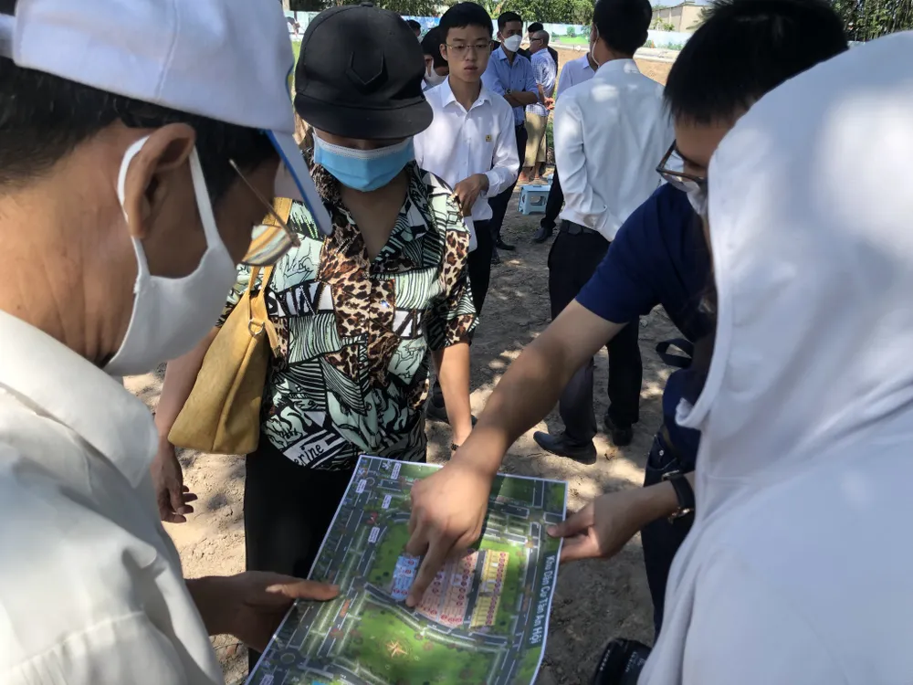 Đất ngoại thành sốt vì tin lên thành phố: Gài môi giới lôi kéo người mua - ảnh 2
